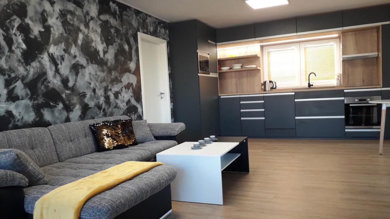 Vila Vekose - Apartman S Terasou A Zahradou Hradec Králové Eksteriør bilde